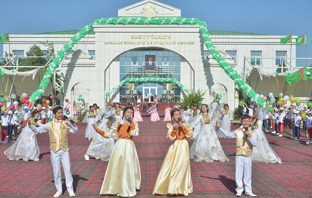 Tomusky dynç alyş möwsüminiň ilkinji tapgyry dowam edýär.