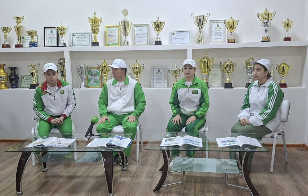 Tegelek stoluň başynda söhbetdeşlik duşuşugy geçirildi