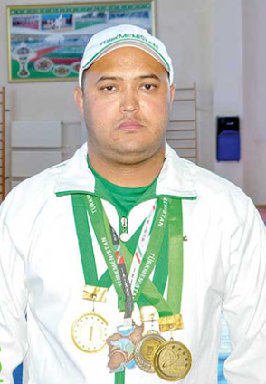 Dünýäniň wise-çempionynyň elinde türgenleşýärler