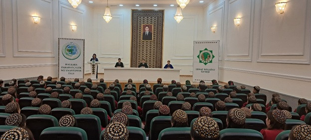 Lebap welaýatynyň Atçylyk sport toplumynyň mejlisler jaýynda «Şan-şöhraty dünýä dolan bedewler» atly dabaraly maslahat geçirildi.