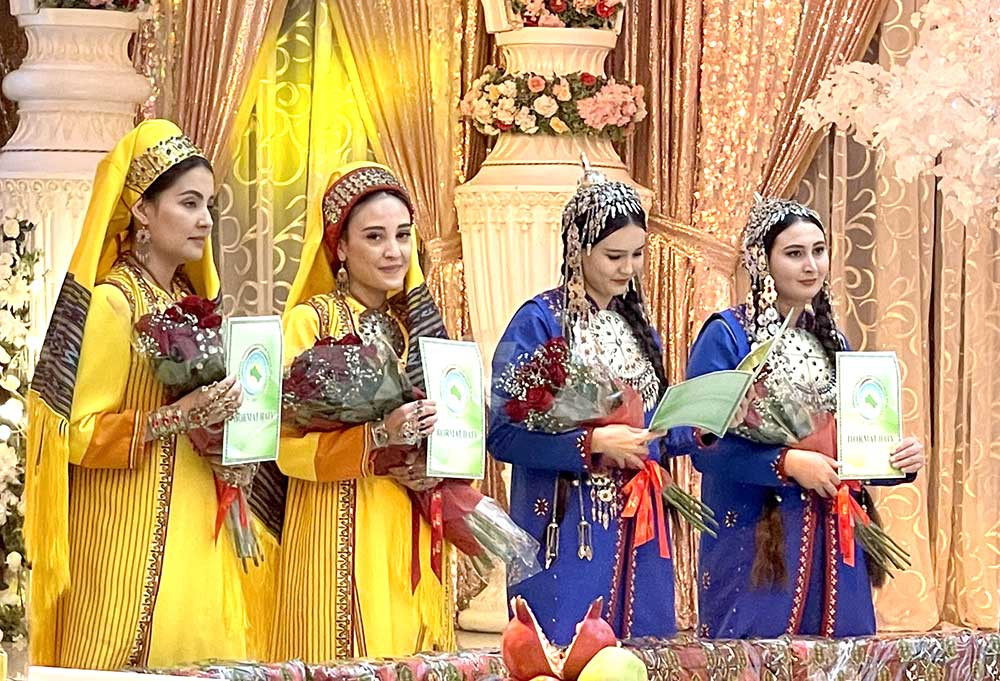 Baş baýrakly bank işgärleri