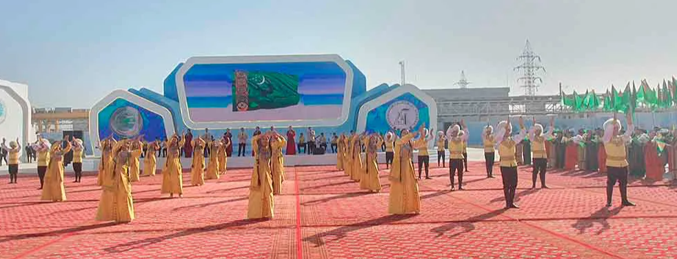 Türkmenistanyň Prezidenti Türkmenabat şäherindäki himiýa zawodynda mineral dökünleri öndürýän toplumyň gurluşygynyň düýbüni tutmak dabarasyna gatnaşdy