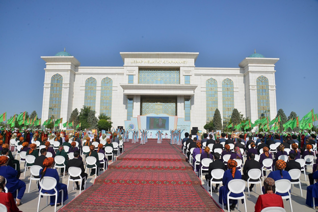 Lebap  welaýat kitaphanasynyň öňündäki meýdançada ýurdumyzda giňden bellenilýän Ylymlar güni mynasybetli aýdym-sazly baýramçylyk dabarasy geçirildi.