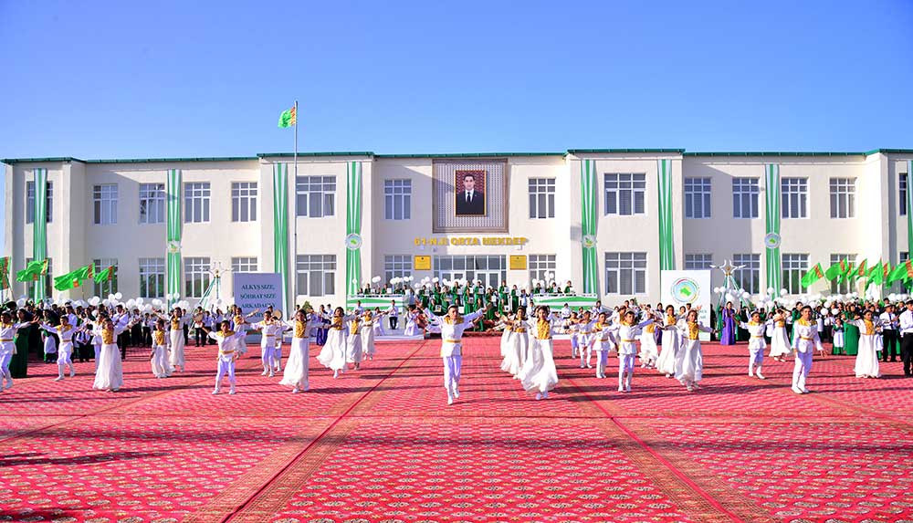 Köýtendag etrabyndaky täze mekdepler